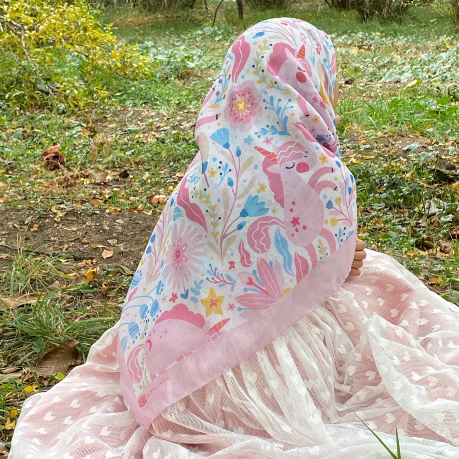 44217روسری نخی قواره متوسط (قواره 110) یونیکورن تپلی سفید و صورتی